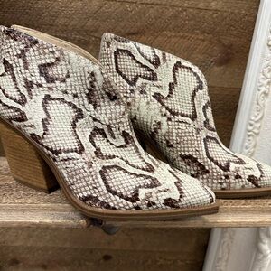 Vince Camuto Snake Print Leather Block Heel Booties – Size 8.5M / 39